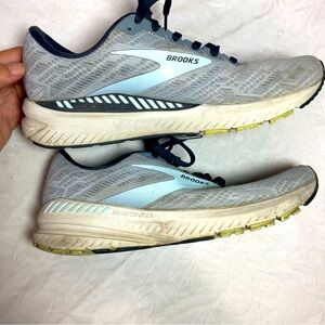 Brooks Ravenna 11 Women’s 8.5 Light Blue Used with lots of tread left